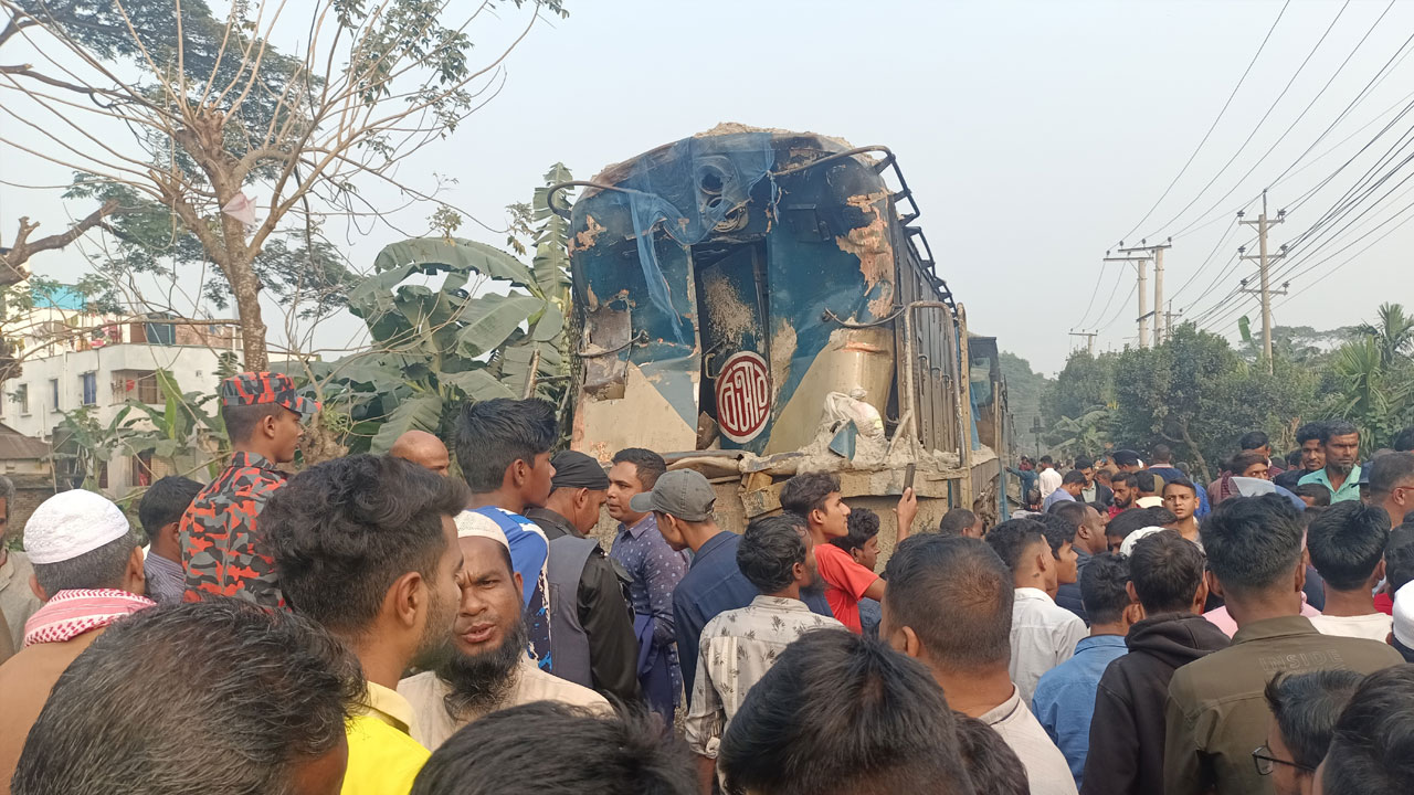 উদ্ধার কাজ শেষে দুই ঘণ্টা পর ছাড়ল ট্রেন