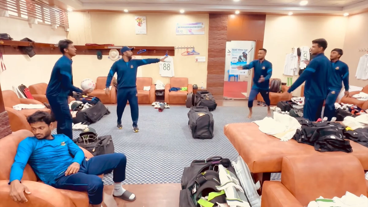 মাঠে খেলেছে বৃষ্টি, ক্রিকেটাররা খেলেছেন ড্রেসিংরুমে!