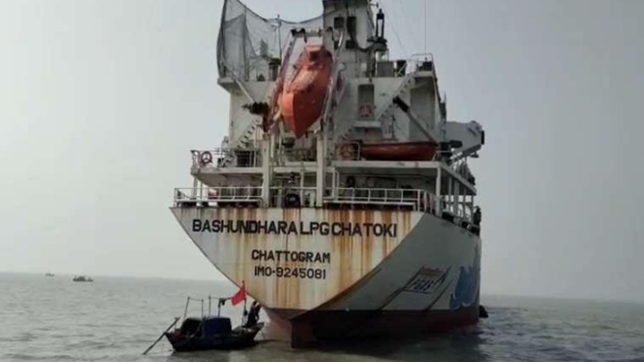 প্রথমবারের মতো এলপিজি নিয়ে পায়রা বন্দরে জাহাজ