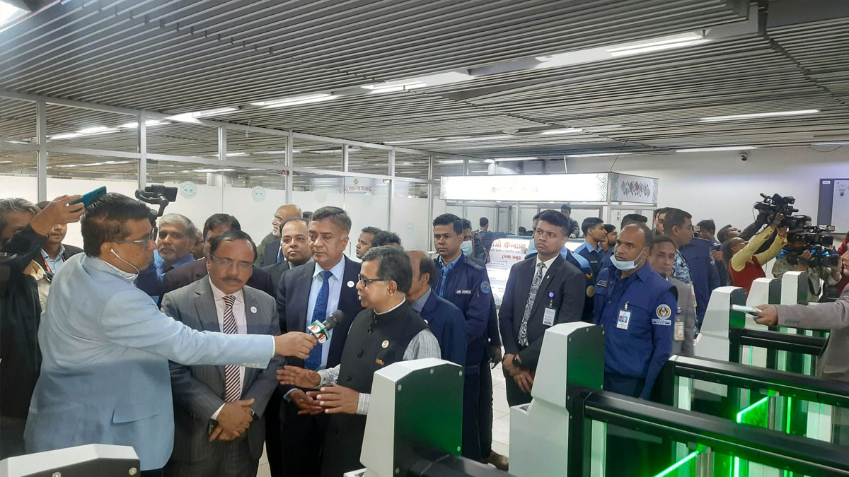 বিমানবন্দরের সেবায় প্রবাসীরা যেন গর্ববোধ করেন : প্রতিমন্ত্রী