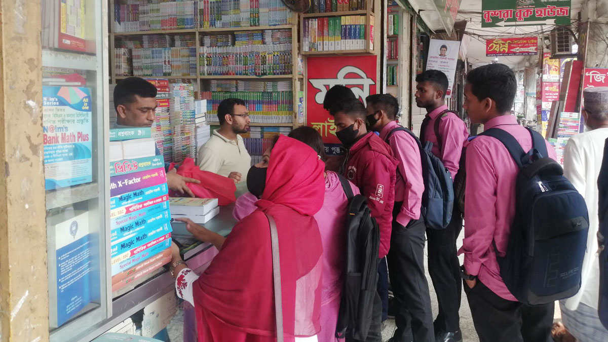 নিষিদ্ধ হলেও গাইড ও নোটবইয়ে বাজার সয়লাব