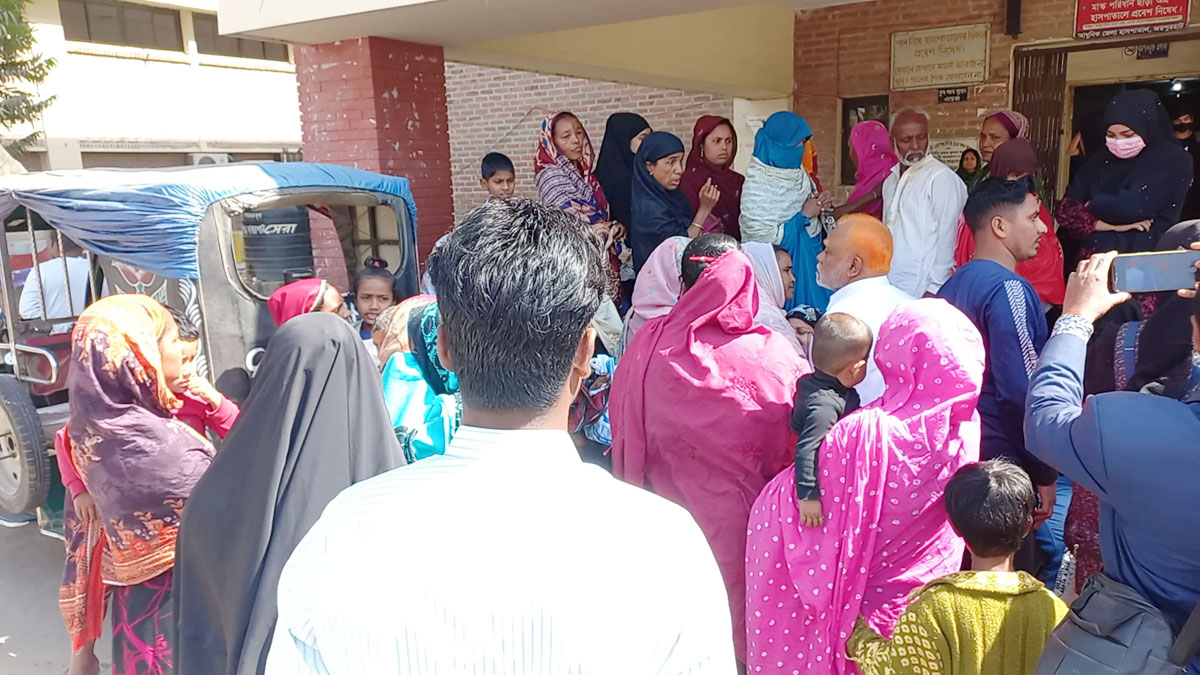 ট্রাকচাপায় প্রাণ গেল ৫ জনের