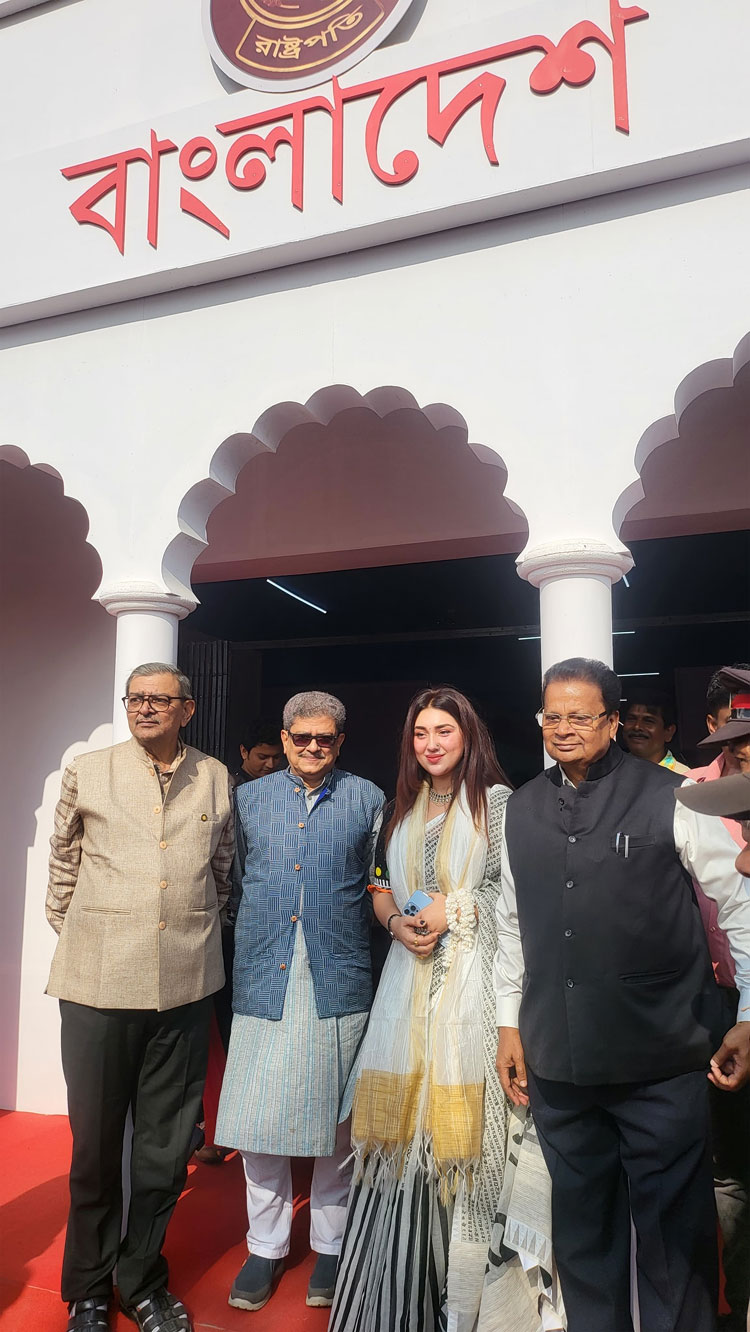 কলকাতা বইমেলায় বাংলাদেশ প্যাভিলিয়নের সামনে অপু বিশ্বাস সহ অন্যরা