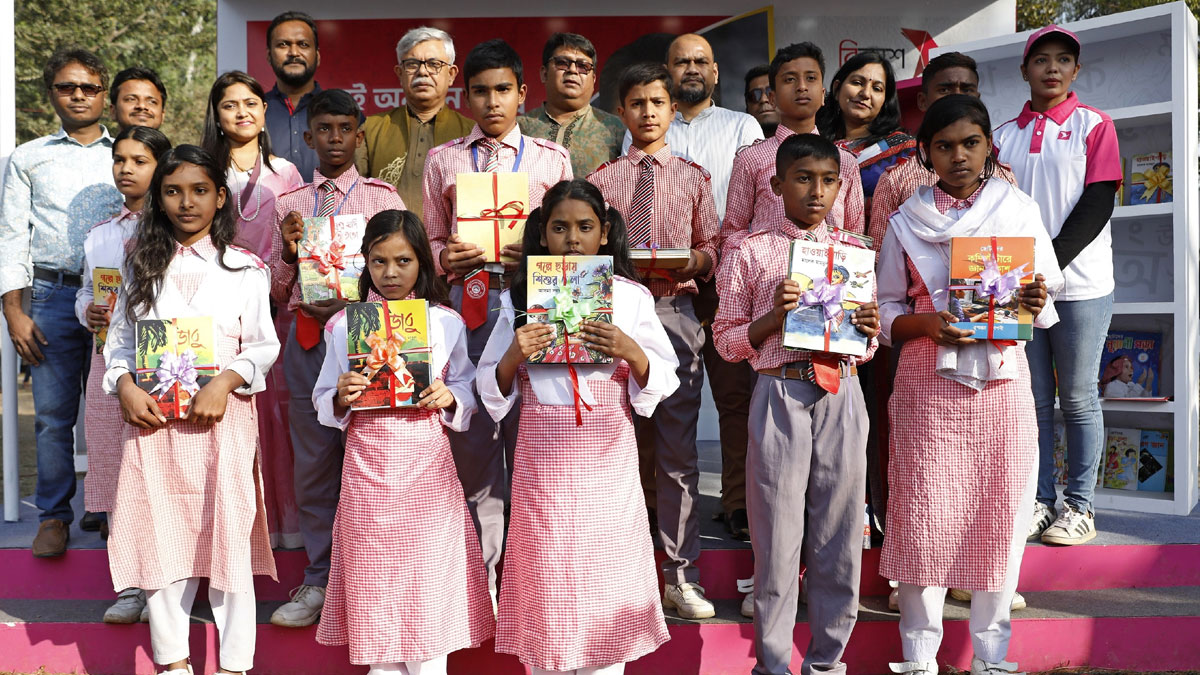 বইমেলা ঘুরে সুবিধাবঞ্চিত শিশুরা পেল বিকাশের দেওয়া বই