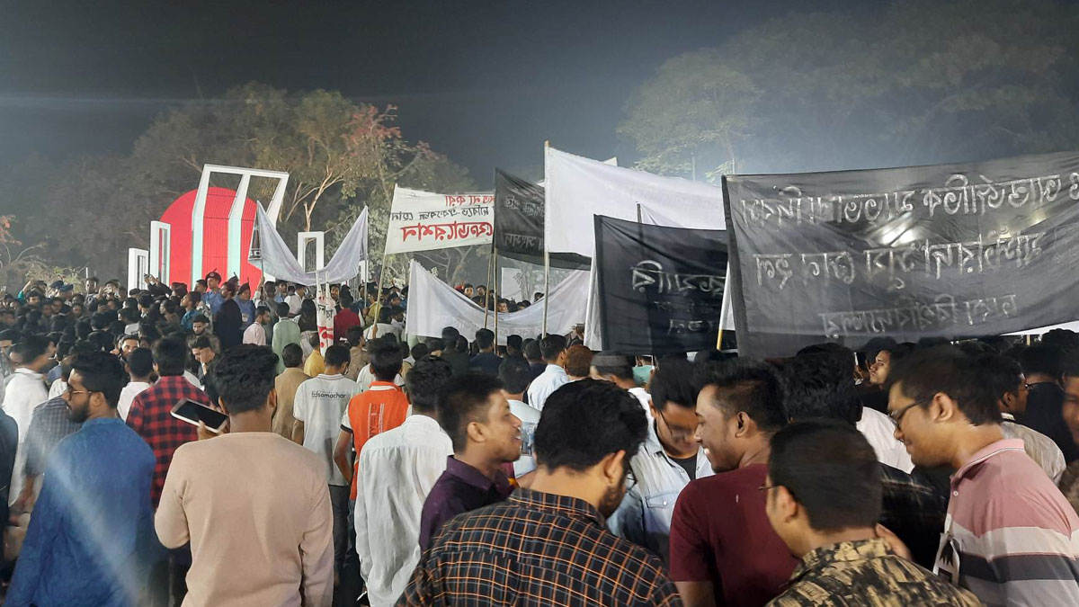 পরম মমতা ও ভালোবাসায় শহীদ মিনারে সর্বস্তরের মানুষের শ্রদ্ধা