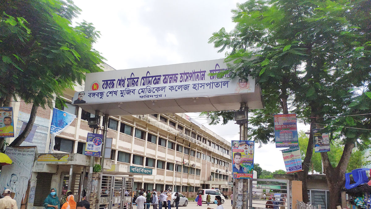 রাস্তার পাশে পড়ে ছিল ভ্যানচালকের মরদেহ