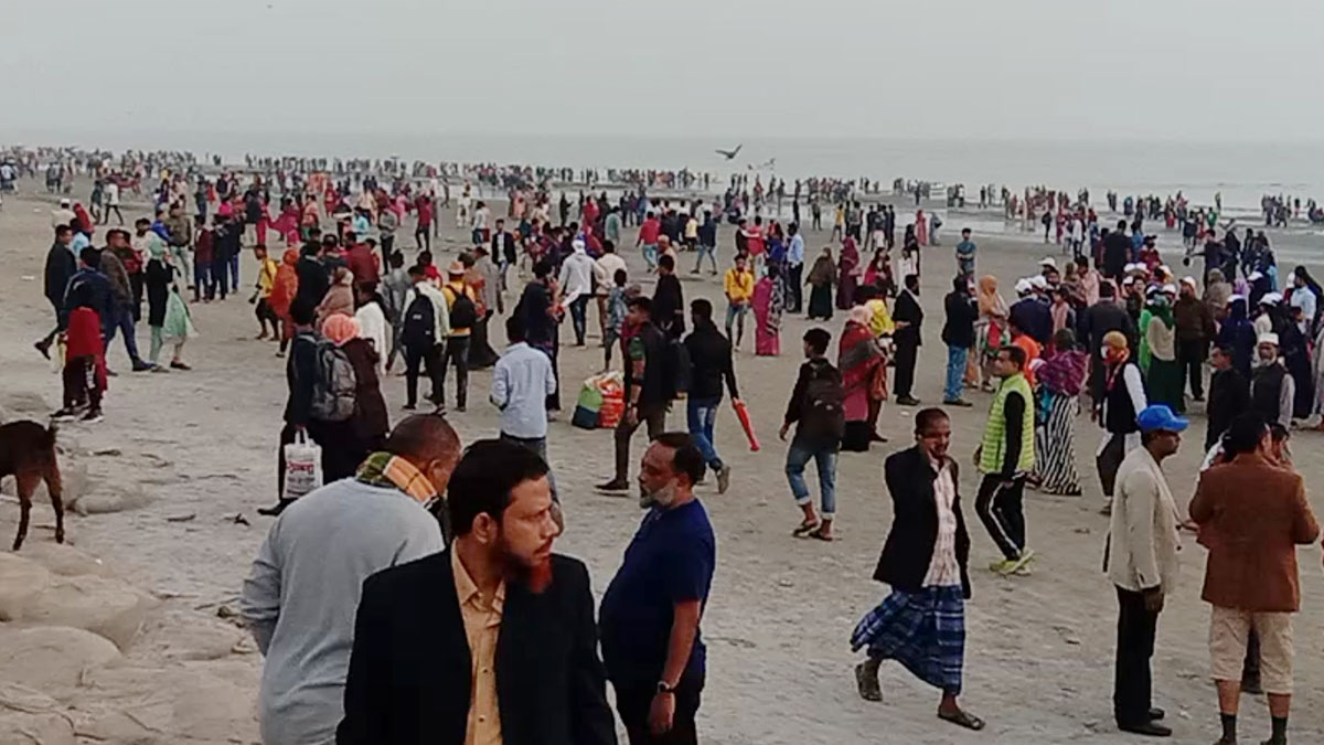 ছুটির দিনে কুয়াকাটায় পর্যটকদের ঢল