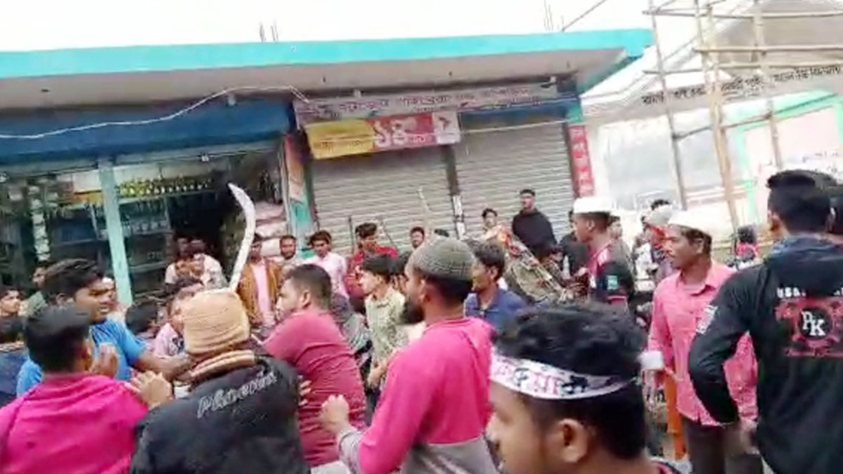 শহীদ মিনারে ফুল দেওয়া নিয়ে বিএনপির দুই পক্ষের সংঘর্ষ