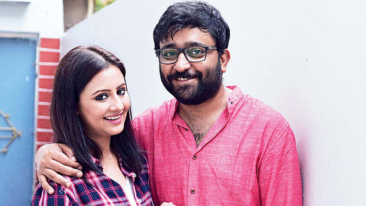 বরের অত্যাচারে মাস্ক পরে শুতে হয় মানালীকে!