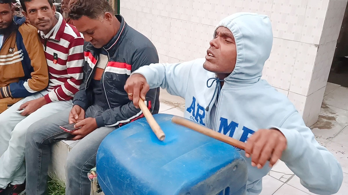ভুল চিকিৎসায় অন্ধ জুয়েলের জীবন চলে গান গেয়ে
