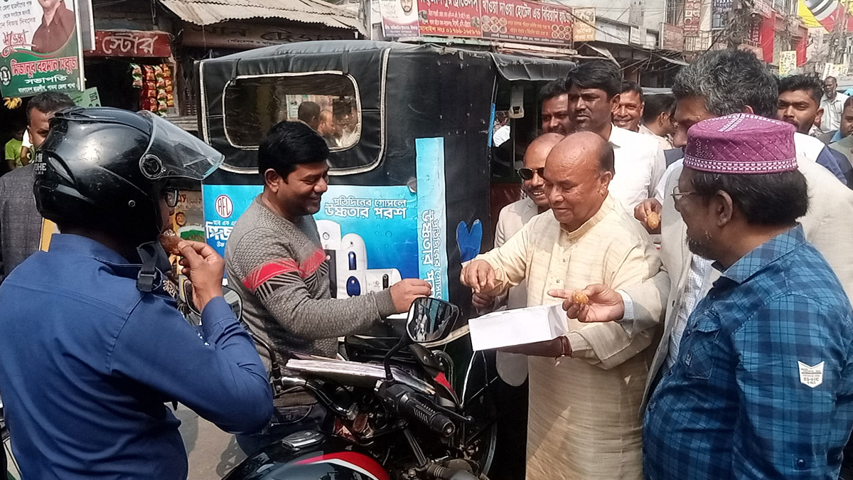 রাষ্ট্রপতি পদে সাহাবুদ্দিন চুপ্পুকে মনোনয়ন, পাবনায় মিষ্টি বিতরণ