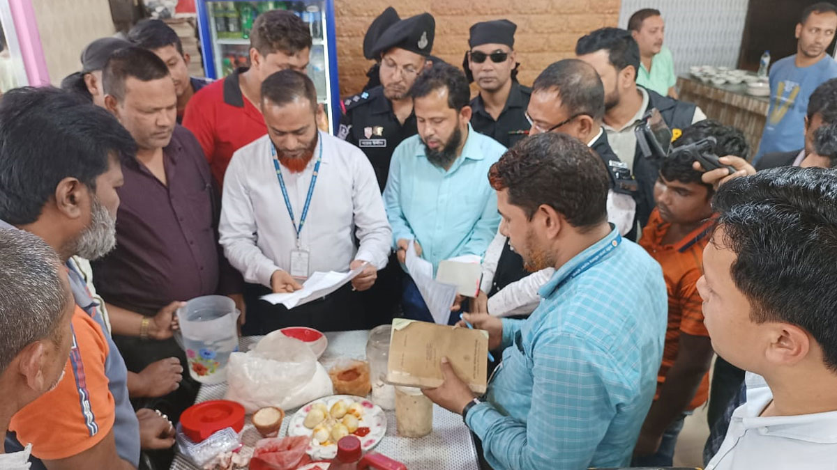 পচা-বাসি খাবার রাখায় দুই হোটেলকে ৪৫ হাজার টাকা জরিমানা