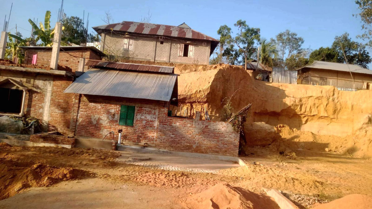 পাহাড় কাটা ও বালু উত্তোলনের দায়ে ৩ লাখ টাকা জরিমানা