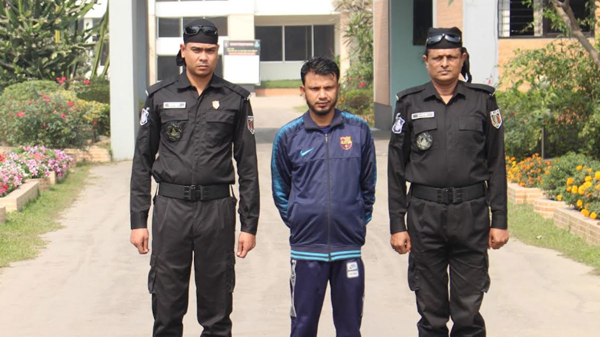 স্ত্রীকে হাতুড়ি দিয়ে পিটিয়ে হত্যার ঘটনায় স্বামী গ্রেপ্তার