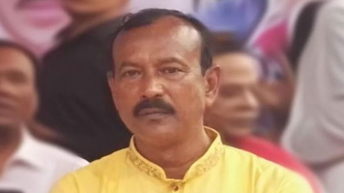 ৩ শিশু শিক্ষার্থীর চুল কেটে দিলেন মেয়র