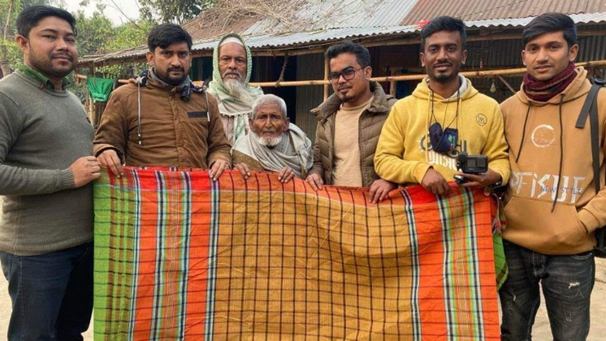 সেই ৮০ বছরের গামছা বিক্রেতা বৃদ্ধের পাশে একদল তরুণ