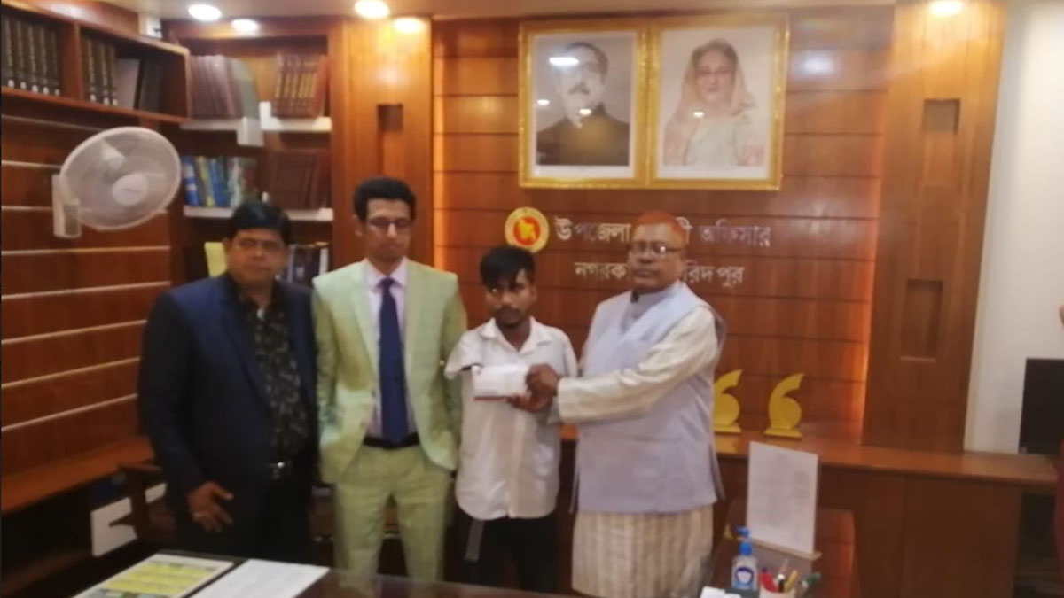 পা দিয়ে লিখে এইচএসসি পাস করা জসিম পেলেন ৬০ হাজার টাকা