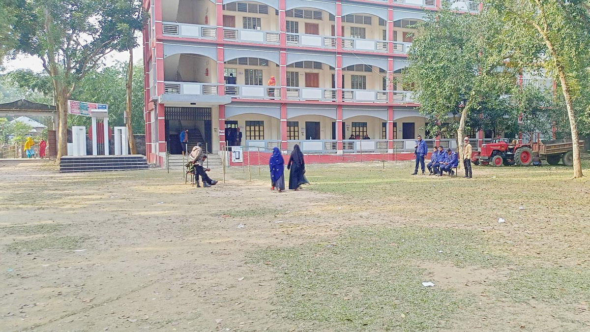 গাইবান্ধায় ভোটারদের উপস্থিতি কম, অনেক কেন্দ্র ফাঁকা