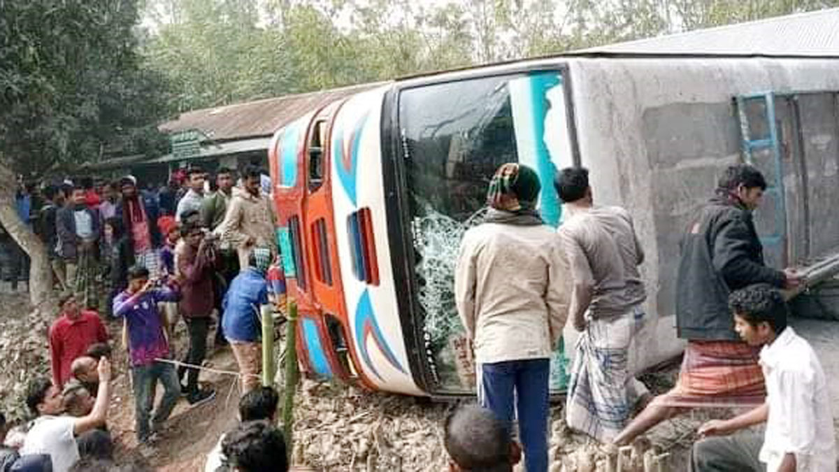 পিকআপকে সাইড দিতে গিয়ে বাস উল্টে একজন নিহত, আহত ২০