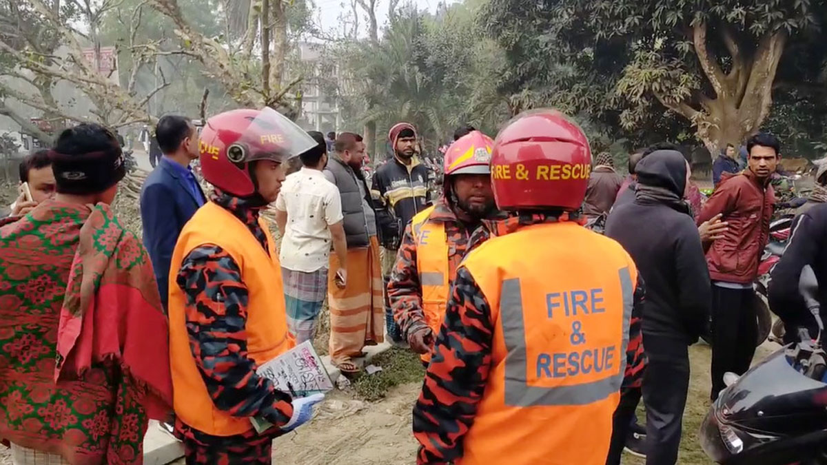 ট্রাকচাপায় প্রাণ গেল স্কুলশিক্ষকের, হাসপাতালে স্বামী-মেয়ে 