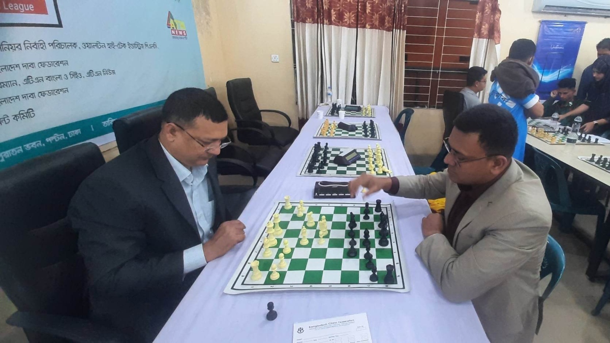 দুই পুলিশের দাবা প্রেম