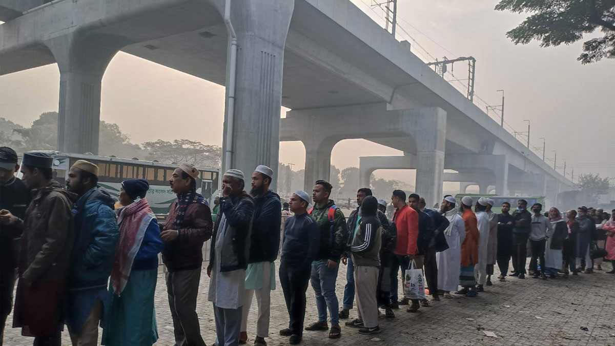 আখেরি মোনাজাতে যোগ দিতে মেট্রো রেলে চড়ে যাত্রা