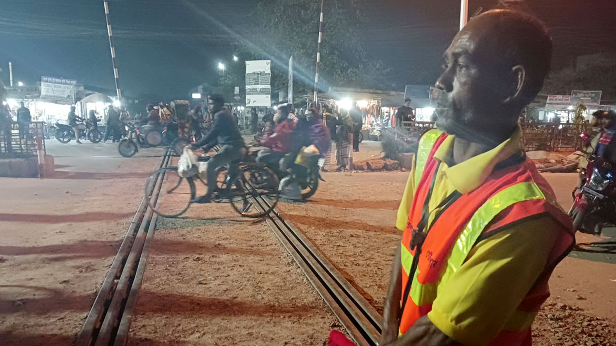 চাকরি নিয়ে সন্দিহানে রেলওয়ের টিএলআর শ্রমিকরা