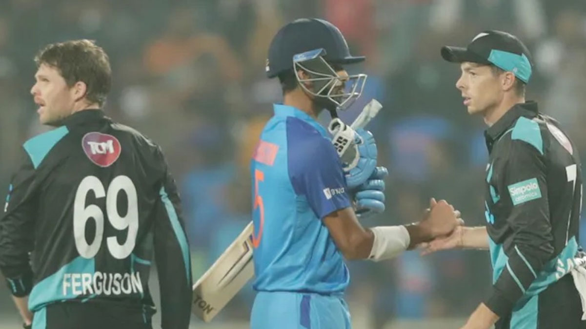 ম্যাচ শেষের আগেই ‘ভুলে’ মাঠ ছাড়তে উদ্যত ক্রিকেটাররা