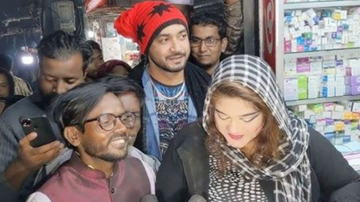 হিরো আলমের নির্বাচনী প্রচারে নায়িকা মুনমুন
