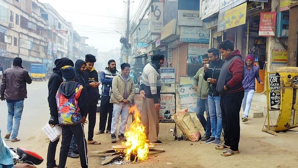 হার মেনে যাচ্ছে শীতের পোশাক, আগুনের তাপেই যেন স্বস্তি 