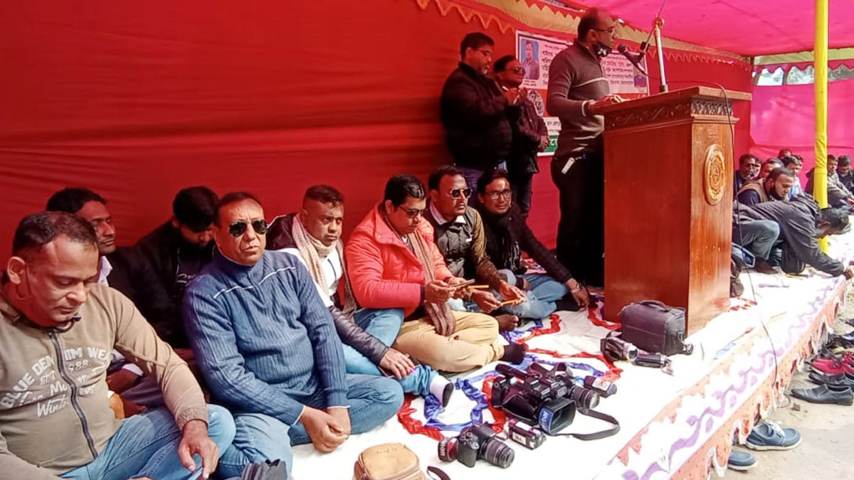 মিথ্যা মামলার প্রতিবাদে গাইবান্ধায় সাংবাদিকদের অবস্থান কর্মসূচি