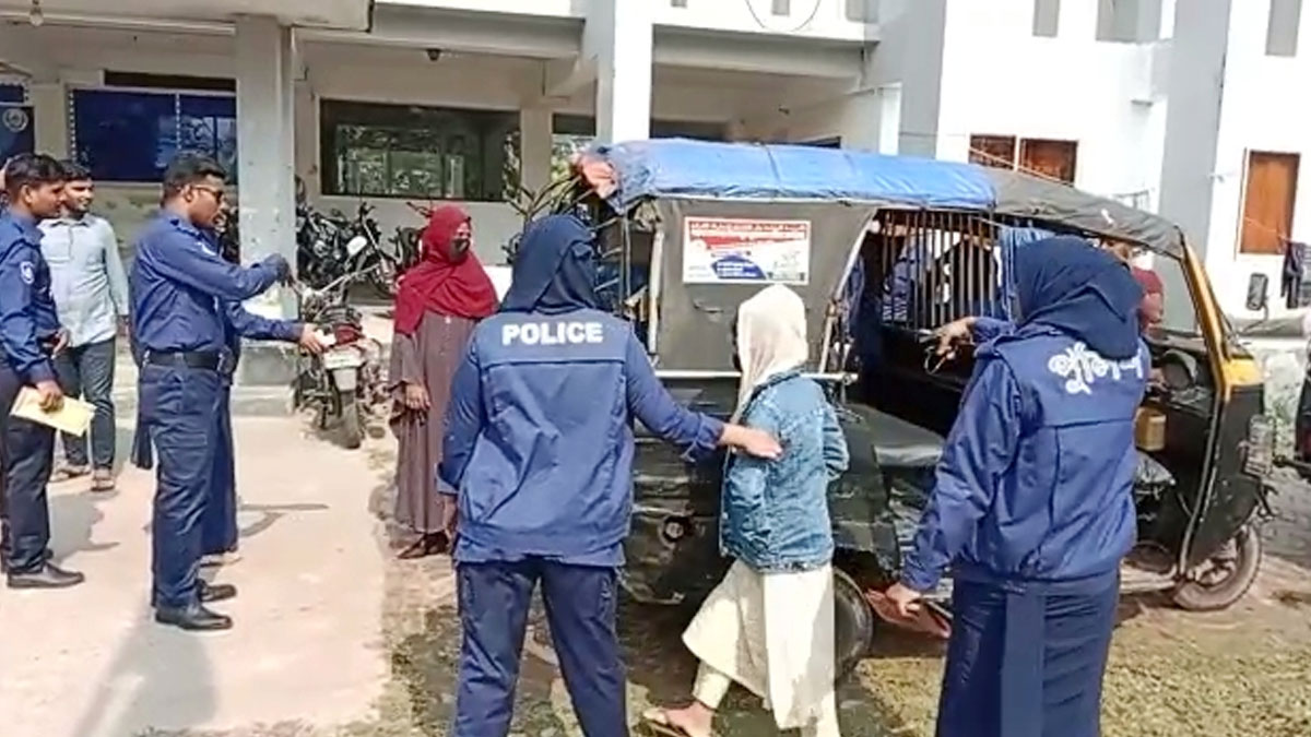 পর্যটকদের অভিযোগে কুয়াকাটায় ৫ নারী আটক