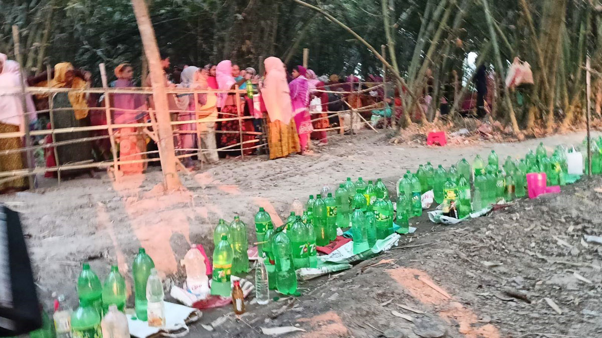 বাঁশঝাড়ে পানির বোতল রাখতে মানুষের ভিড়