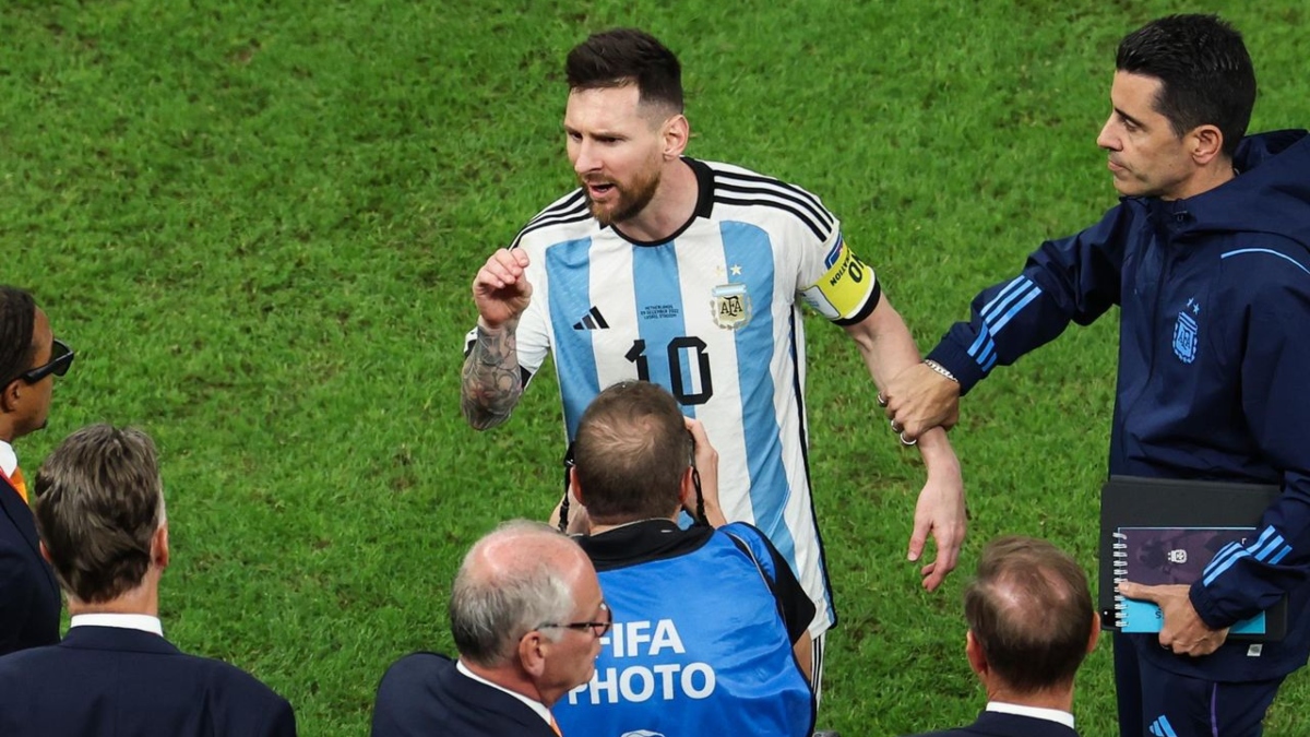 বিশ্বকাপের আচরণে অনুতপ্ত মেসি