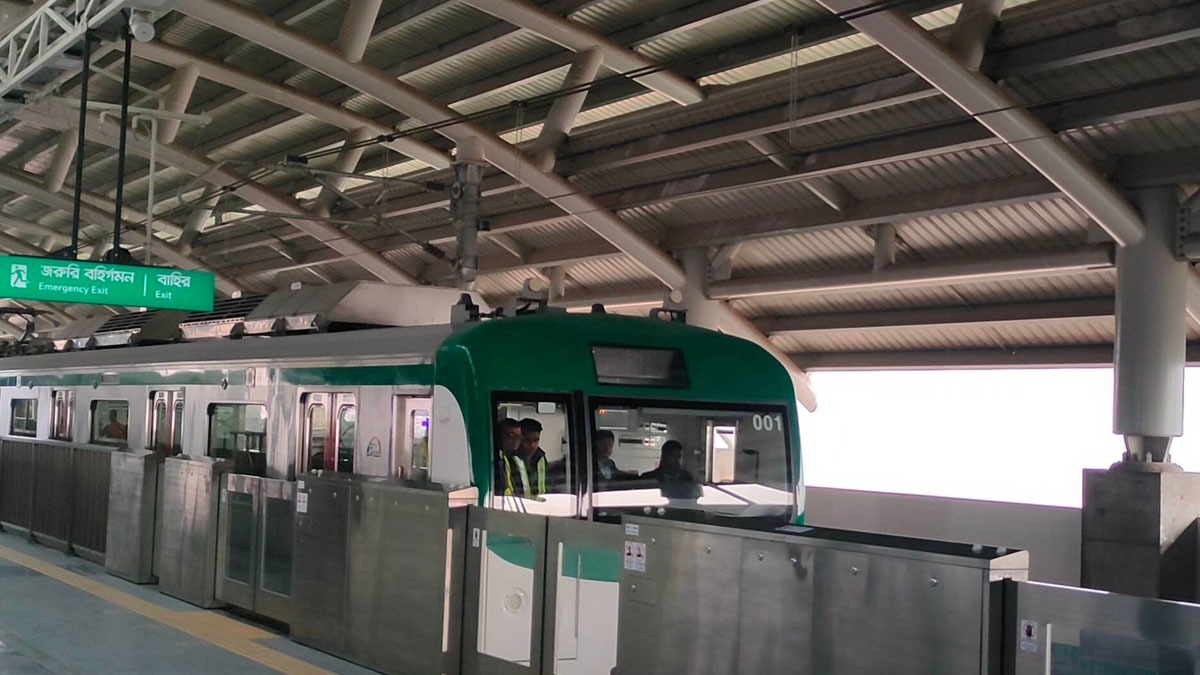 ফানুস অপসারণের পর স্বাভাবিক মেট্রোরেল চলাচল