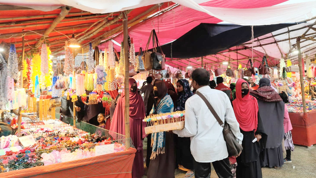 জমে উঠেছে সাগরদাঁড়ির ঐতিহ্যবাহী মধুমেলা