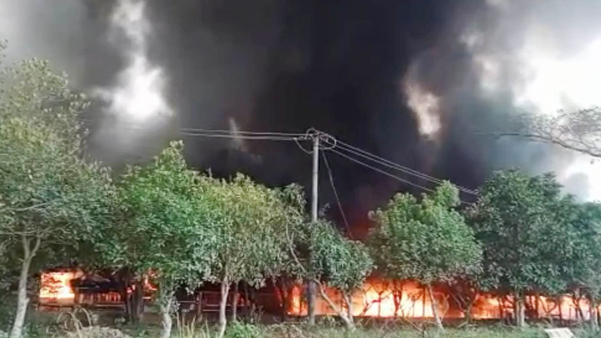 মোংলা ইপিজেডে ভিআইপি কারখানায় আগুন, নিয়ন্ত্রণে ৭ ইউনিট