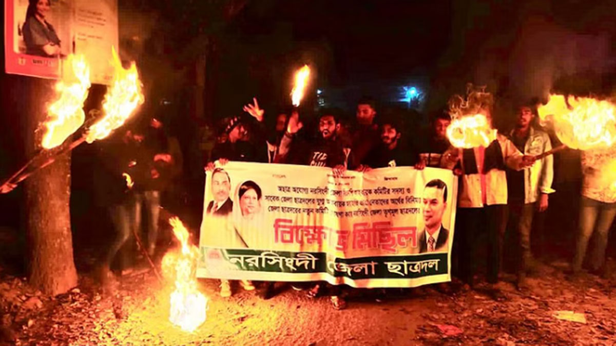 নরসিংদীতে বিএনপির কেন্দ্রীয় নেতার বাড়িতে ভাঙচুর-অগ্নিসংযোগ