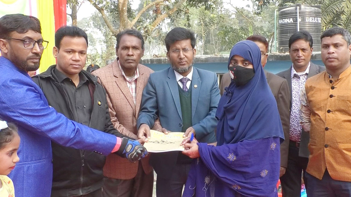 নওগাঁয় গ্রাজুয়েট ফ্রেন্ডস অ্যাসোসিয়েশনের শিক্ষা উপকরণ বিতরণ