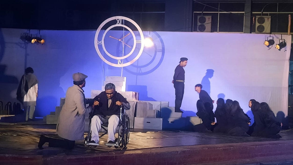জবিতে মঞ্চায়িত হলো সেলিম আল দীনের নিমজ্জন