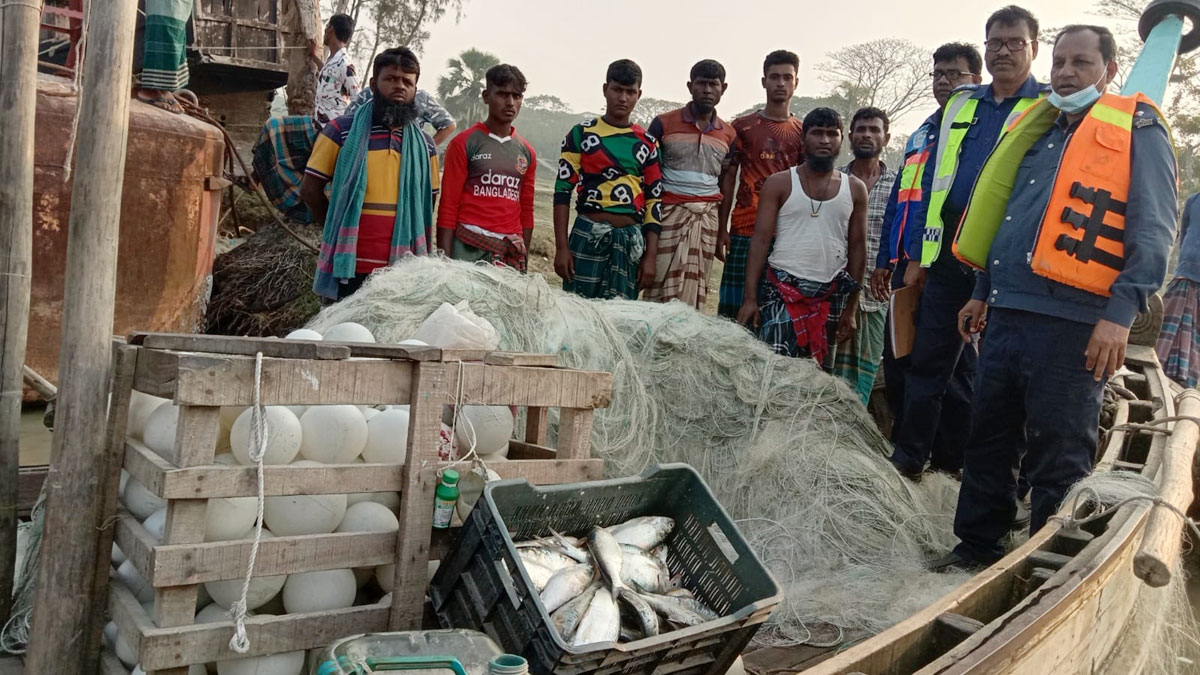 অবৈধ কারেন্ট জাল দিয়ে মাছ ধরায় ৯ জেলে কারাগারে