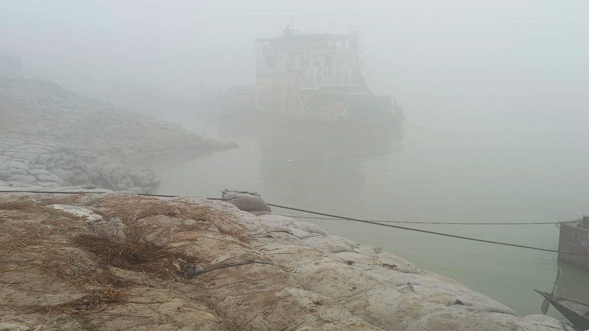 ঘন কুয়াশায় দৌলতদিয়া-পাটুরিয়া নৌপথে ফেরি চলাচল বন্ধ