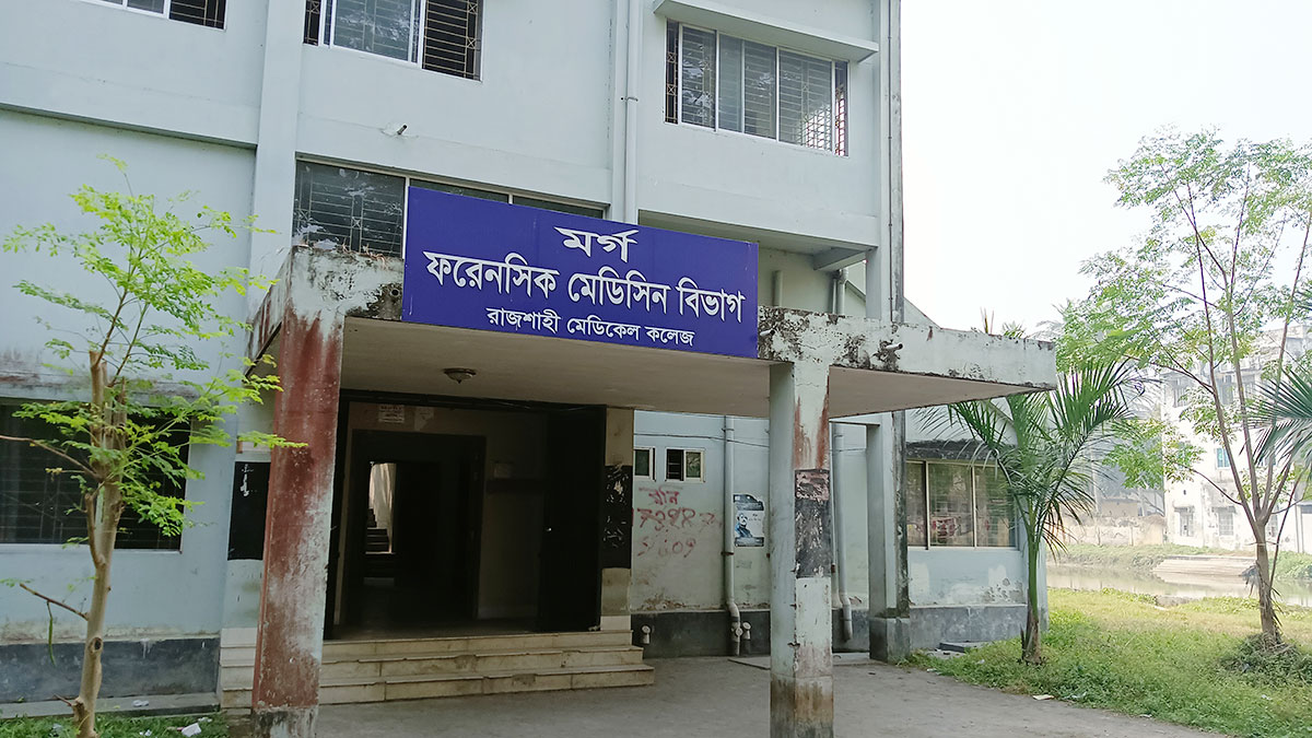 রডবোঝাই ট্রাকের ধাক্কায় মোটরসাইকেলের তিন আরোহী নিহত