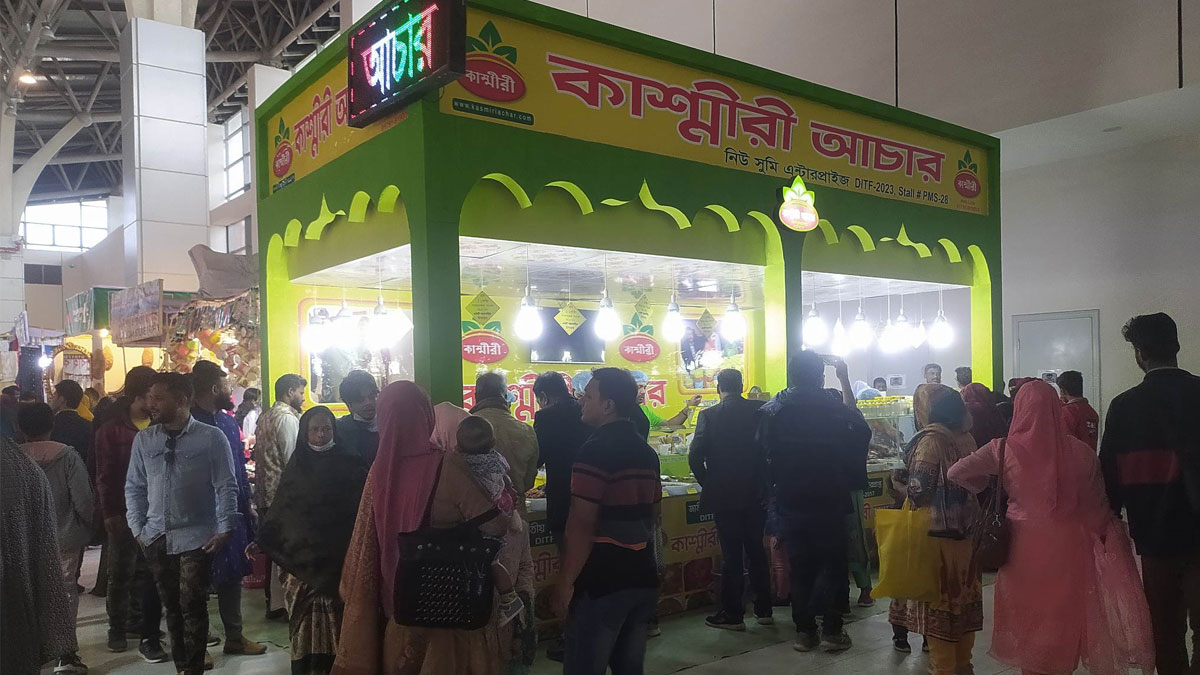 ছুটির দিনে বাণিজ্য মেলায় লাখ টাকার আচার বিক্রি