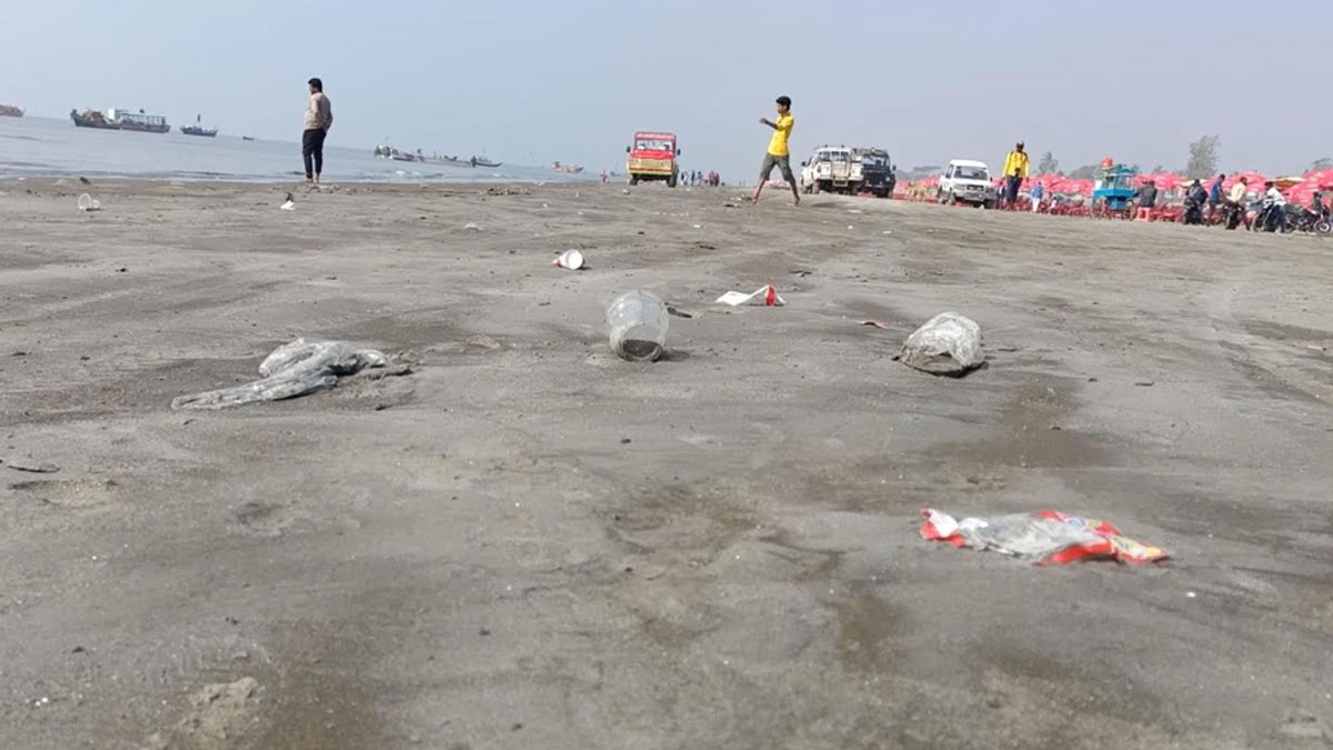 সৈকতে ছড়িয়ে থাকা প্লাস্টিক বর্জ্যে সৌন্দর্য হারাচ্ছে কুয়াকাটা