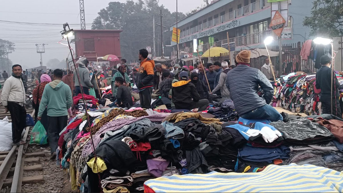 প্রতিদিন ৩ লাখ টাকার কাপড় বিক্রি হয় রেলপ্লাজার মার্কেটে