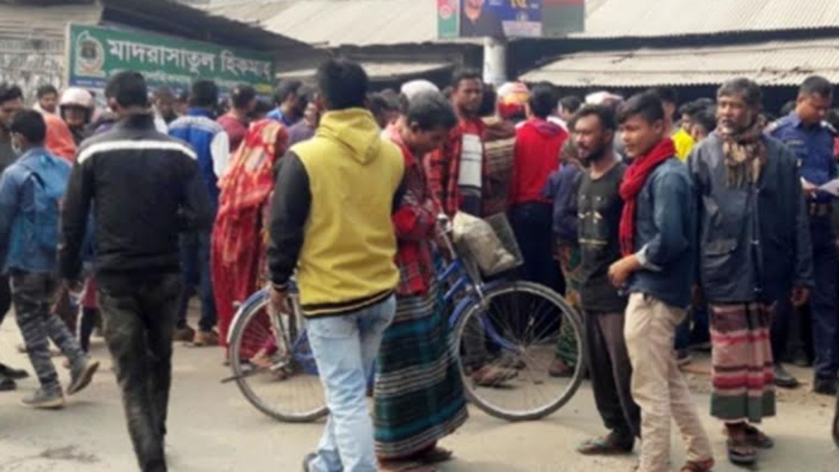 ছেলের মোটরসাইকেল থেকে পড়ে ট্রাকের চাকায় পিষ্ট মা