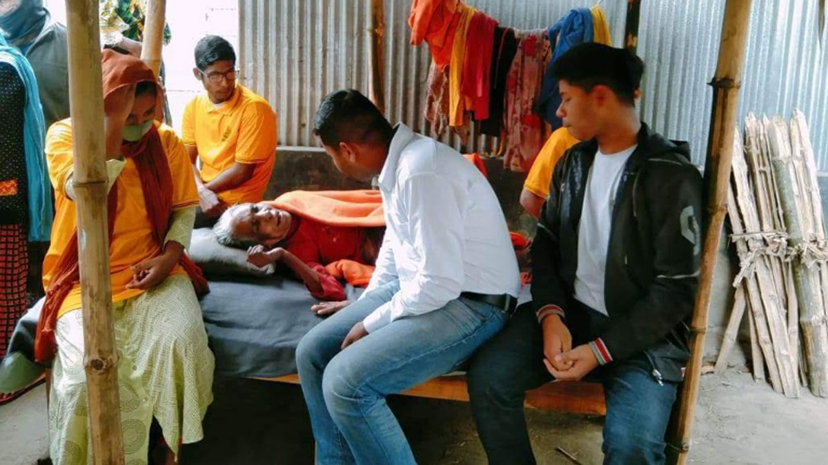 বৃদ্ধার জায়গা হলো খোলা রান্নাঘরের মেঝেতে, চৌকি নিয়ে হাজির ইউএনও