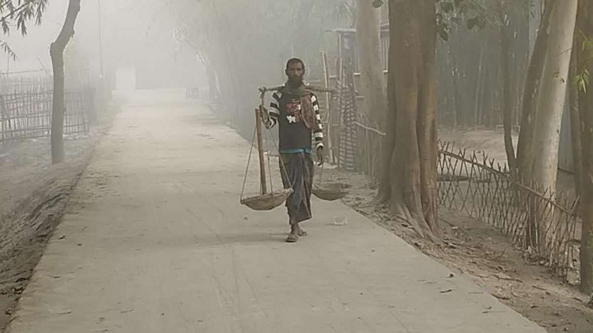 কুড়িগ্রামে ঘন কুয়াশা আর কনকনে ঠান্ডায় বিপর্যস্ত জন-জীবন