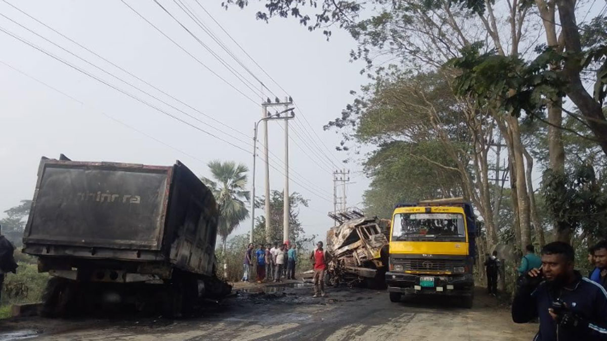 দুই ট্রাকের সংঘর্ষে অগ্নিদগ্ধ হয়ে হেলপার নিহত